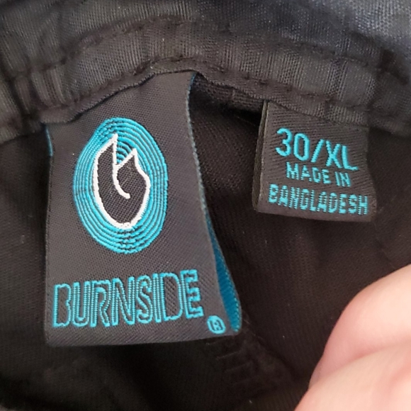 Burnside Mens black cargo shorts. - Picture 4 of 5